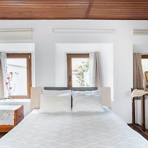18th Century Renovated Stone House, Terrace, Free Fast Wi-fi Apartment
